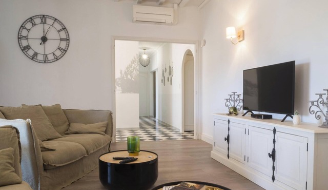 Mas Provençal first floor living room with fireplace and veranda overlooking Alpilles- Vallée des Baux