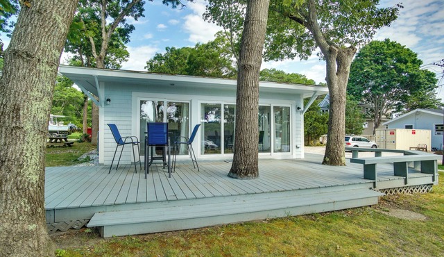 Mashpee Cottage w/Deck: Walk to Beach
