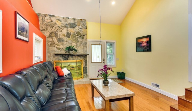 Massachusetts Vacation Rental: 5 Mi to Fall River