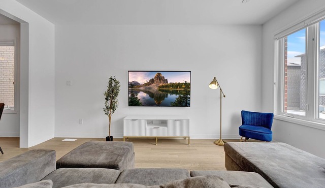 Massive 8 Bed Luxury Estate+65" TV+Free Parking