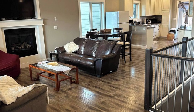 Master bedroom (private bathroom)