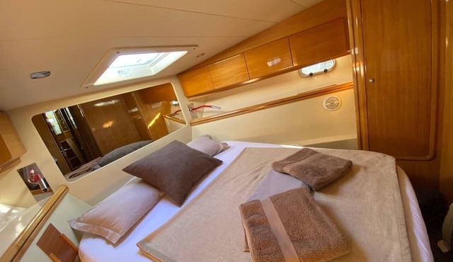 MASTER BEDROOM WITH BATHROOM ON EXCLUSIVE YACHT IN DOWNTOWN TRIESTE