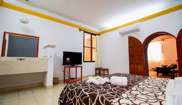 Master Suite with Comfort & Style in Mérida — Close to Downtown + Onsite Pool