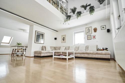 Matic Spacious Modern Apartment