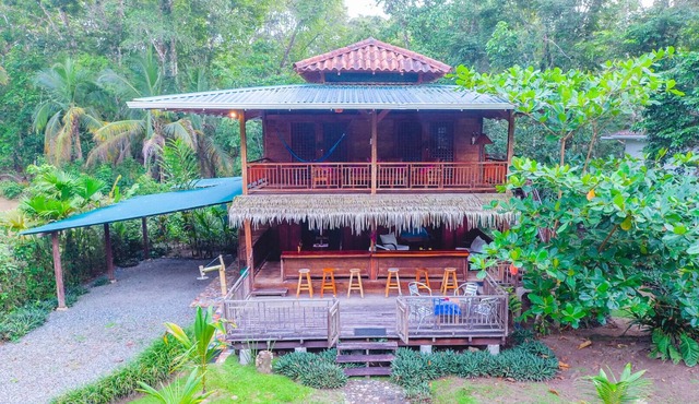 Matix Beach House for 6 guests, steps from the bea