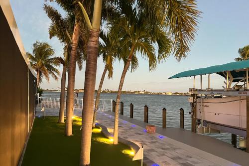 Matlacha Waterfront Retreat: Dock & Hot Tub!