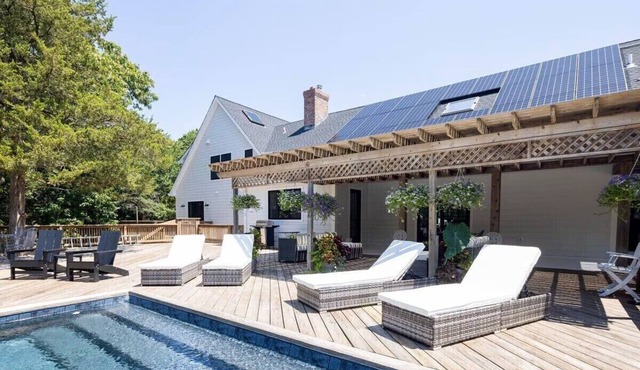 Mattituck Luxury Estate + Pool + 5 Bedrooms