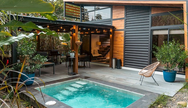 Maxoland Pool House – Spacious Tropical Retreat