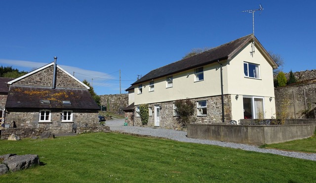 MAY COTTAGE - family friendly with stunning lakeside views