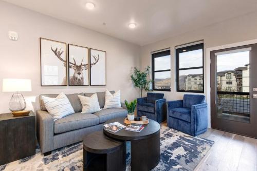 Mayflower Lakeside Retreat Free Ski Shuttle to DV