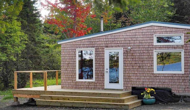 Mayfly Tiny House on fresh water Lake Ainslie 12 min distant to Inverness beach