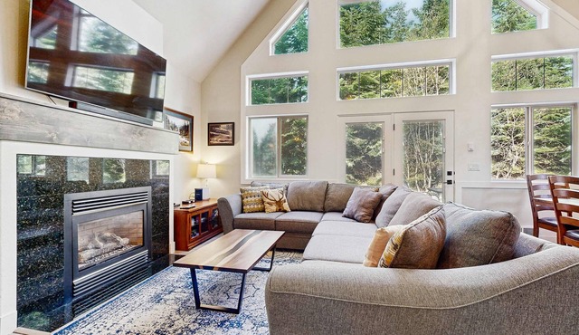McCall Modern 3BR Cabin | Pool & Hot Tub Access