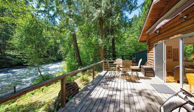 McKenzie Bridge River's Edge Retreat, a cozy cabin on over two acres