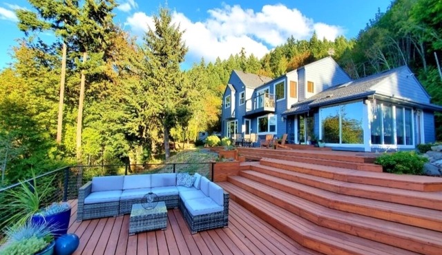 Mckenzie River Oasis w/massive deck & hot tub on 16 acres of old-growth forest