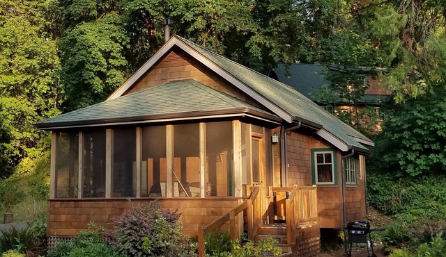 Mckenzie River Cabin at The Log Cabin Inn