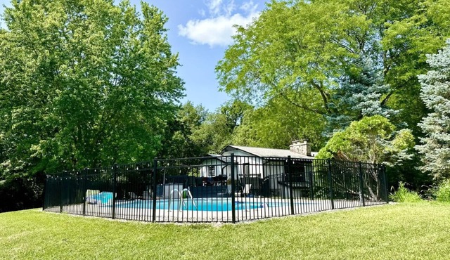 Meadow Hill: Central 3/3 | 2 Fenced Acres |Pool | Walk to Beach