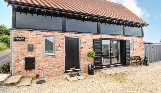 MEADOW VIEW BARN, family friendly, with a garden in Bere Regis