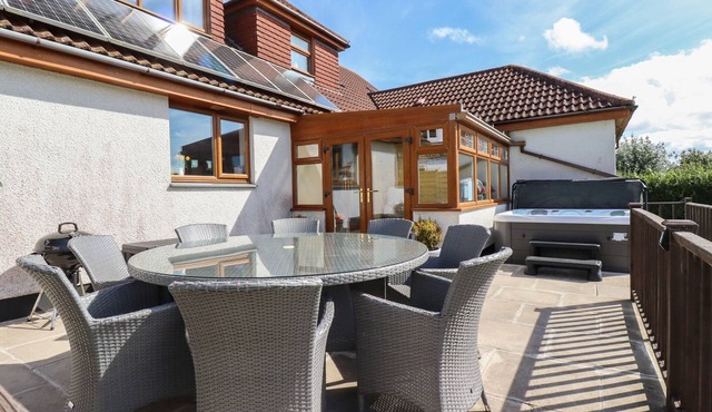 MEADOWSIDE, family friendly, with hot tub in Goonhavern