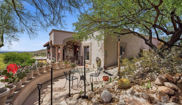 MeCasa SuCasa - Unique, seclude home nestled in the Beautiful Foothills