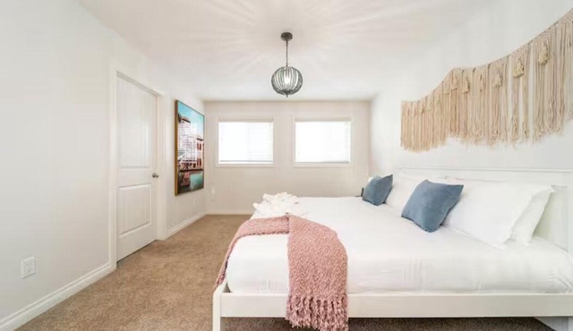 ☆Mediterranean Retreat☆King Bed★Fireplace★Garage