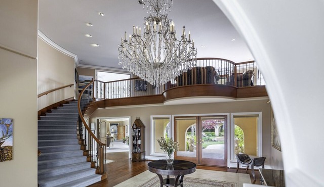 Mediterranean Villa Estate. Soak in the Hot Tub after Skiing at Big White!