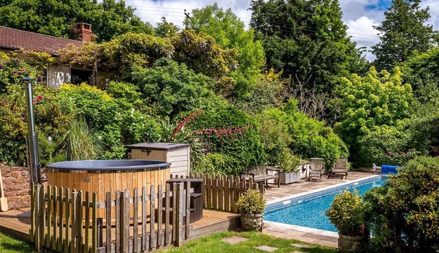 Medlar House - Six Bedroom Villa, Sleeps 20