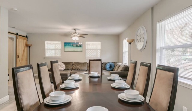 Melbourne 6 bed 2 bath-Sleeps 12 in BEDS-Centrally Located Fully Stocked Home