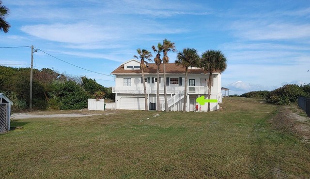 Melbourne Beach Charming 3-bedroom rustic beach house on 1.2 acre property
