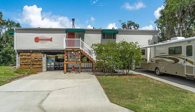 Mellow Ozello Canal Stilt Home. Kayaks, Dock, King Beds, near Scallop Grounds
