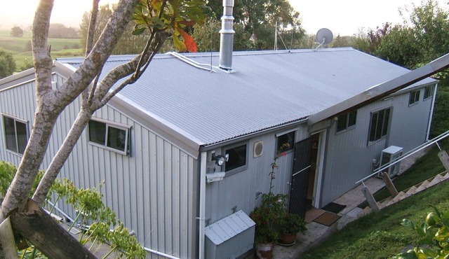 Memory Lane Country Cottage with Hot Tub.