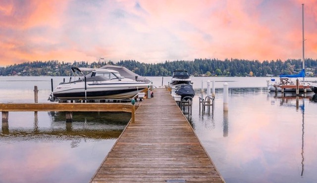 Mercer Island · Life on Lake Washington - A dream home for family gatherings
