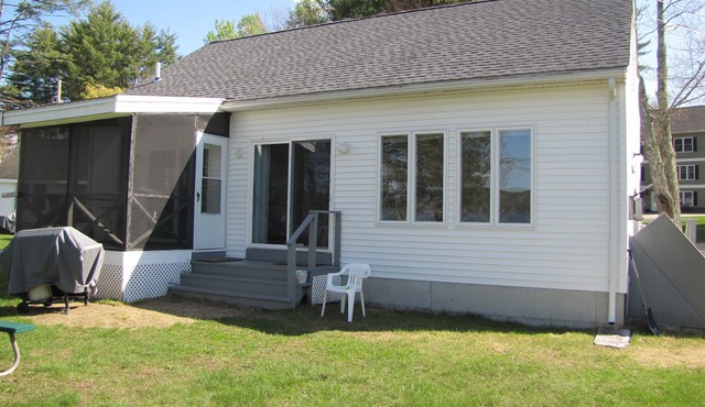 Meredith, Modern 4 bdrm, 2 bath, Lakefront home close to downtown, central air.