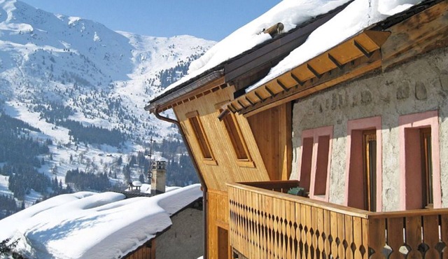 MERIBEL-CENTRE CHARMING CHALET12 PERS, 3MN WALK TO LIFT SLOPES, FOREST, STORES.