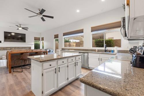 Mesa Arizona Oasis w Pool BBQ Vaulted Ceilings