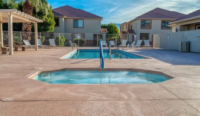 Mesquite 2BR Townhome with Pool & Gym Access
