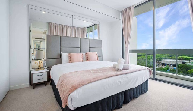 MetawiseBnB Executive 2-Bedroom Stadium View Apartment W Parking