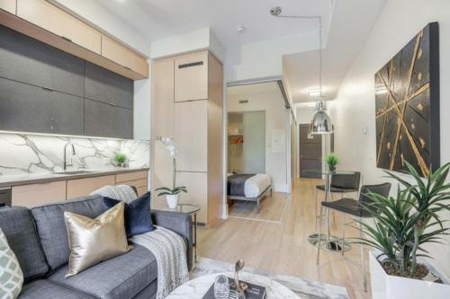 Metropolis Loft - CN Tower