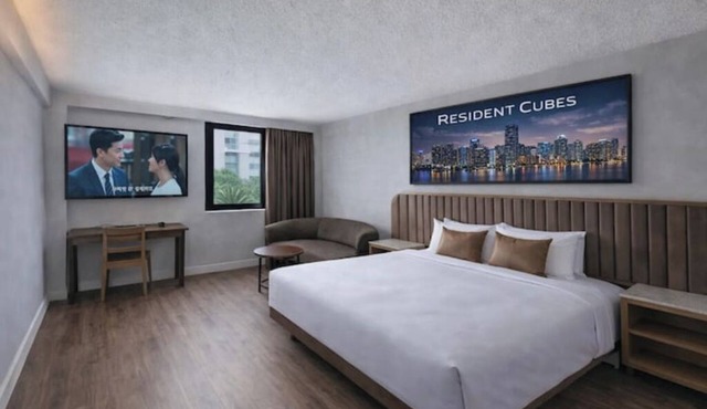 Miami Airport Hotel Deluxe King Mobility Room