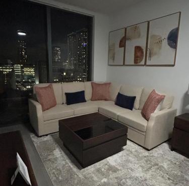 Miami-Brickell with Skyline views Luxury High Rise 2BR-2BATH - walking distance to KASEYA - HEAT ARENA - BAYSIDE - PORT OF MIAMI CRUISE SHIPS