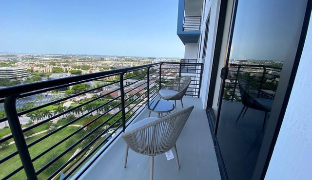 Miami Chic 3Bed/3Bath Oasis