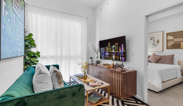 Miami Magic: Vibrant 2 Bedroom with Free Parking