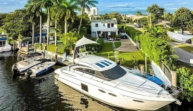 Miami Riverfront Villa: Pool, Hot Tub, Garden, Barbecue,High Ceiling Living Room