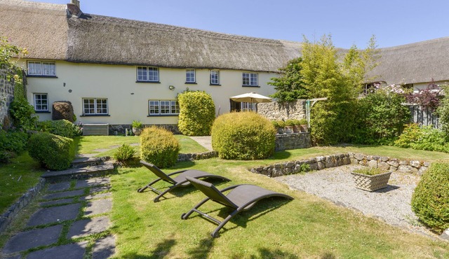 MICHAELMAS COTTAGE, pet friendly, with a garden in Drewsteignton