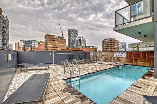 MicroNest - Modern Overlooking Downtown Parking