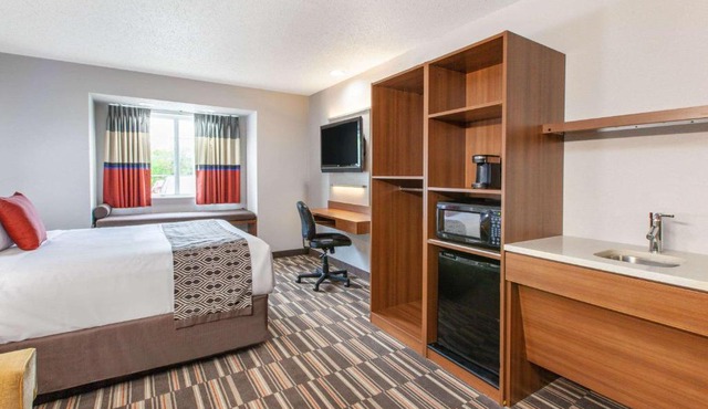 Microtel Inn & Suites by Wyndham Pittsburgh Airport