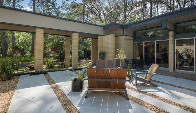 Mid C architecture in NW GNV; unique & spacious