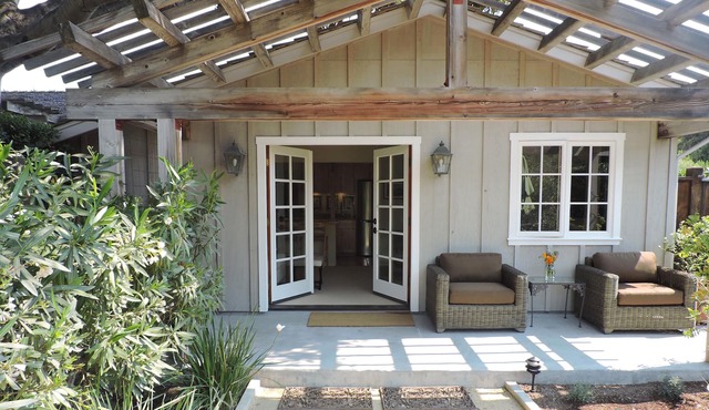 Mid Carmel Valley Guest Cottage with Private Driveway - Extended Stay