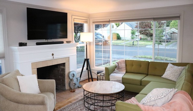 Mid-century 5-bedroom house in lovely Downtown Vancouver with WiFi, AC