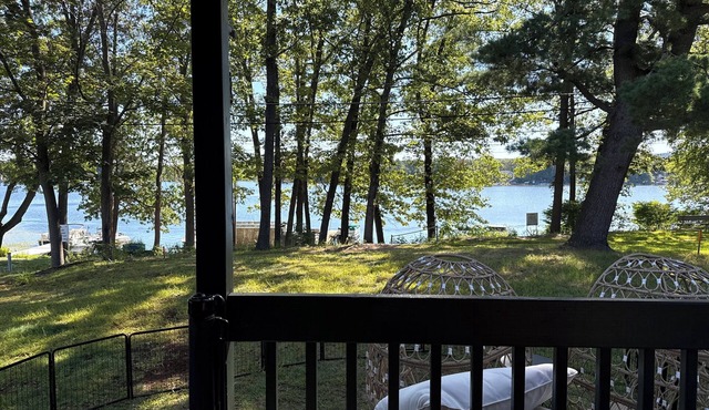 Mid-century marvelous 2-bedroom bungalow with lake views in Southwick