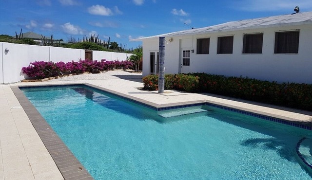 Mid- Century Modern House with Pool close to Baby Beach